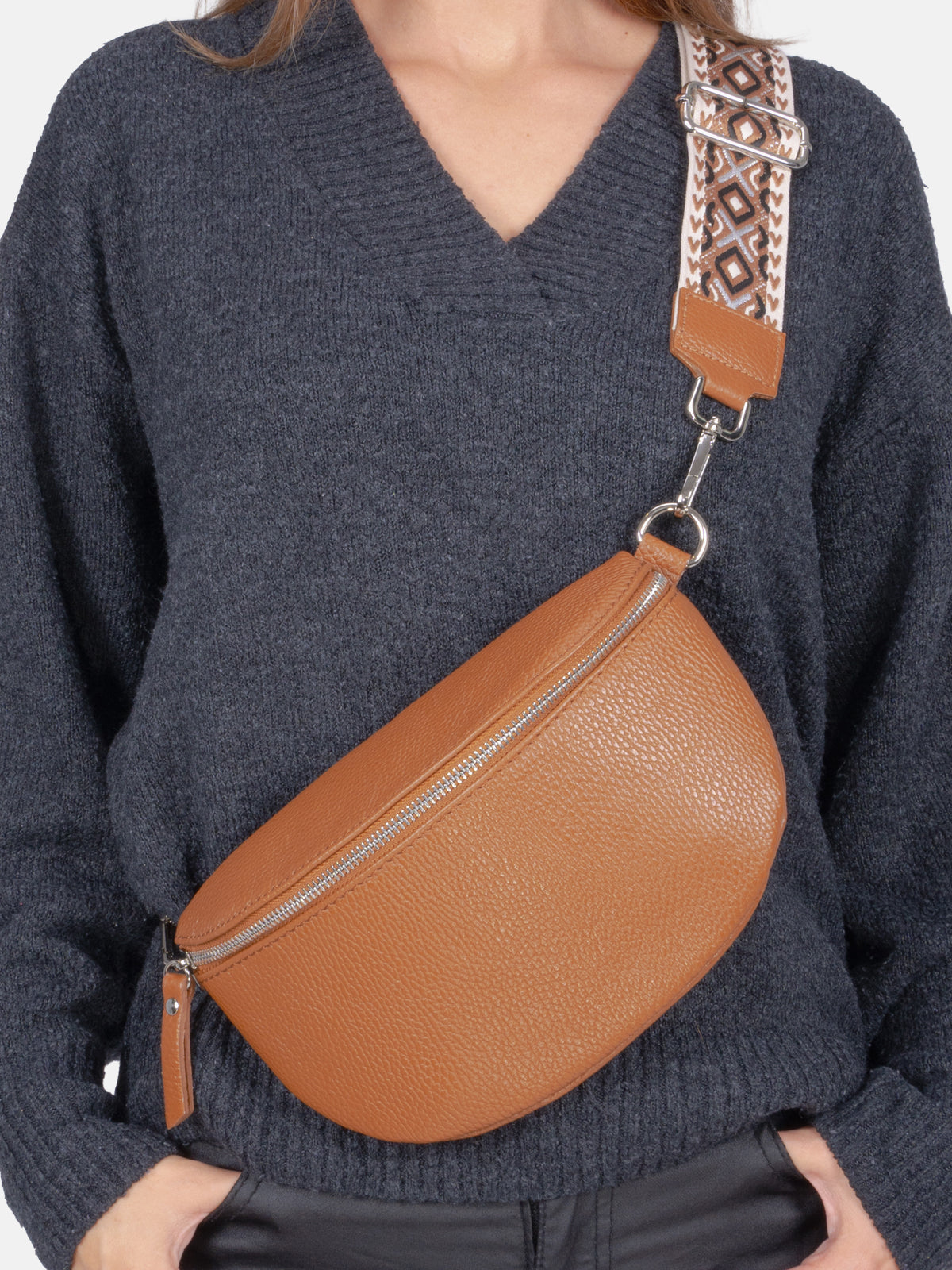 Mittelgroße Crossbody Gürteltasche aus 100% Leder - cognac - Helen