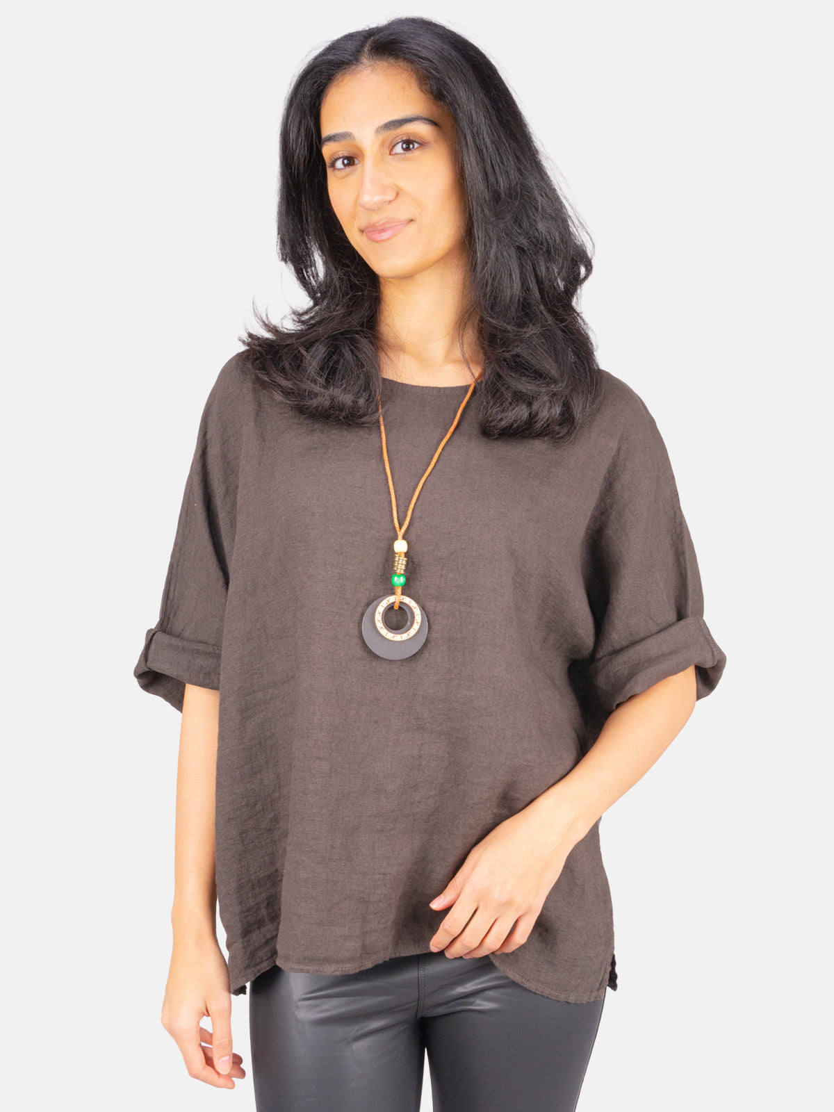 Kurze Leinenbluse mit U Boot Kragen und Kette - Lina