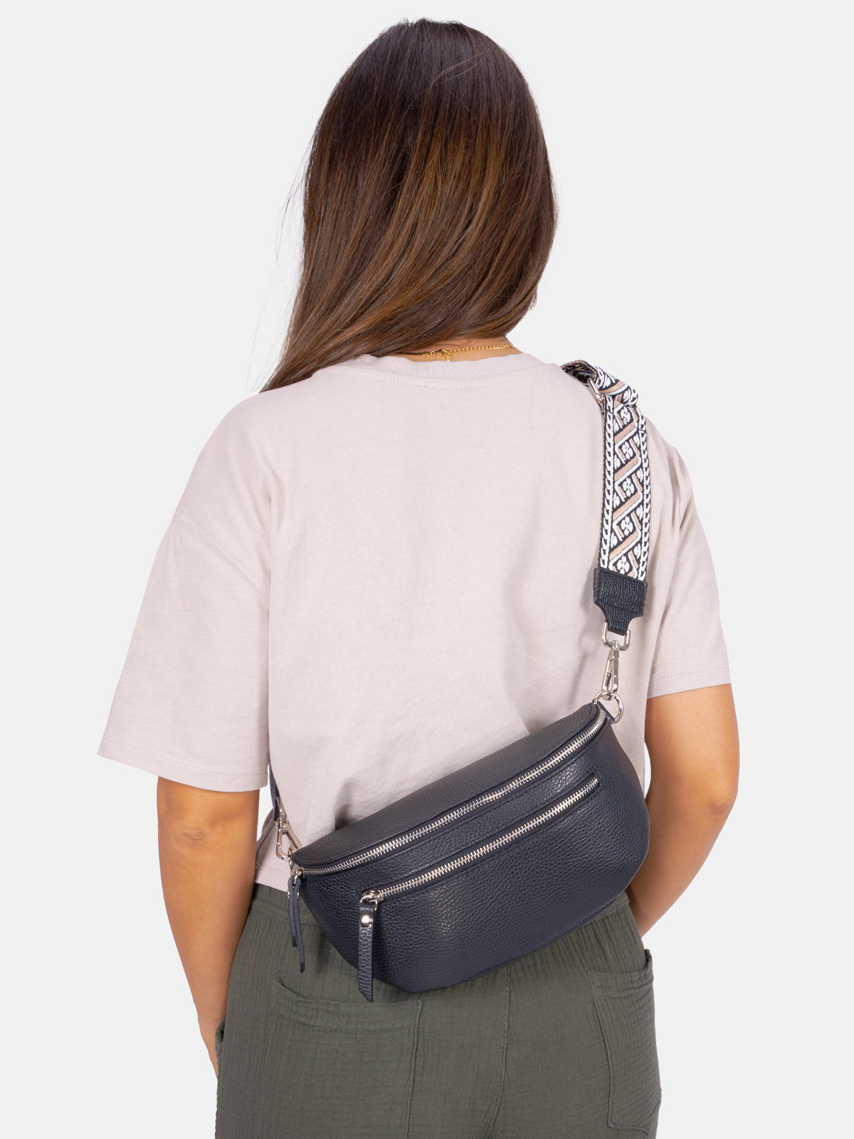 Mittelgroße Crossbody Umhängetasche mit 2 Zipper aus 100% Leder - schwarz - Pia AA