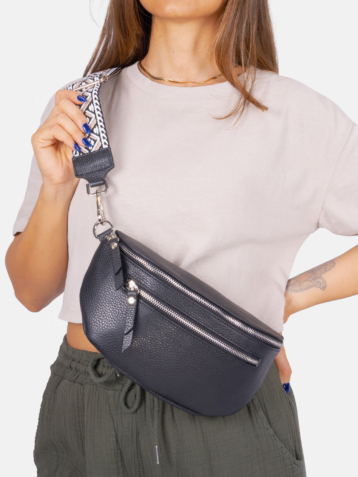 Mittelgroße Crossbody Umhängetasche mit 2 Zipper aus 100% Leder - schwarz - Pia AA