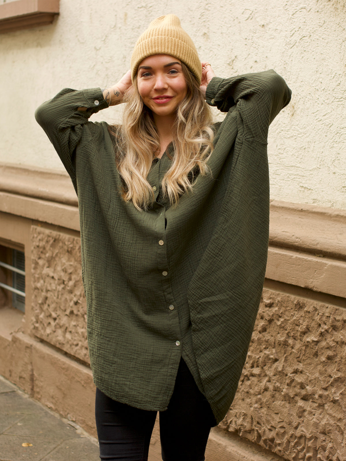 Lange Musselin Hemdbluse mit Knöpfen - mehrere Farben - Becka 2.0