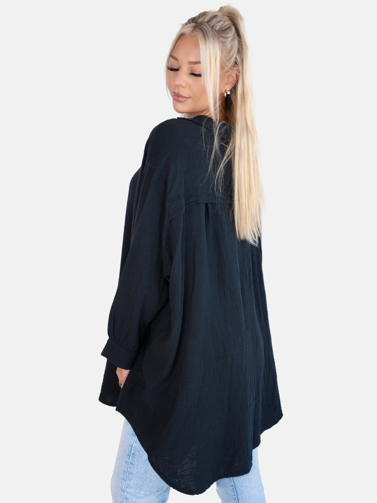 Lange Musselin Hemdbluse mit Knöpfen - schwarz - Becka