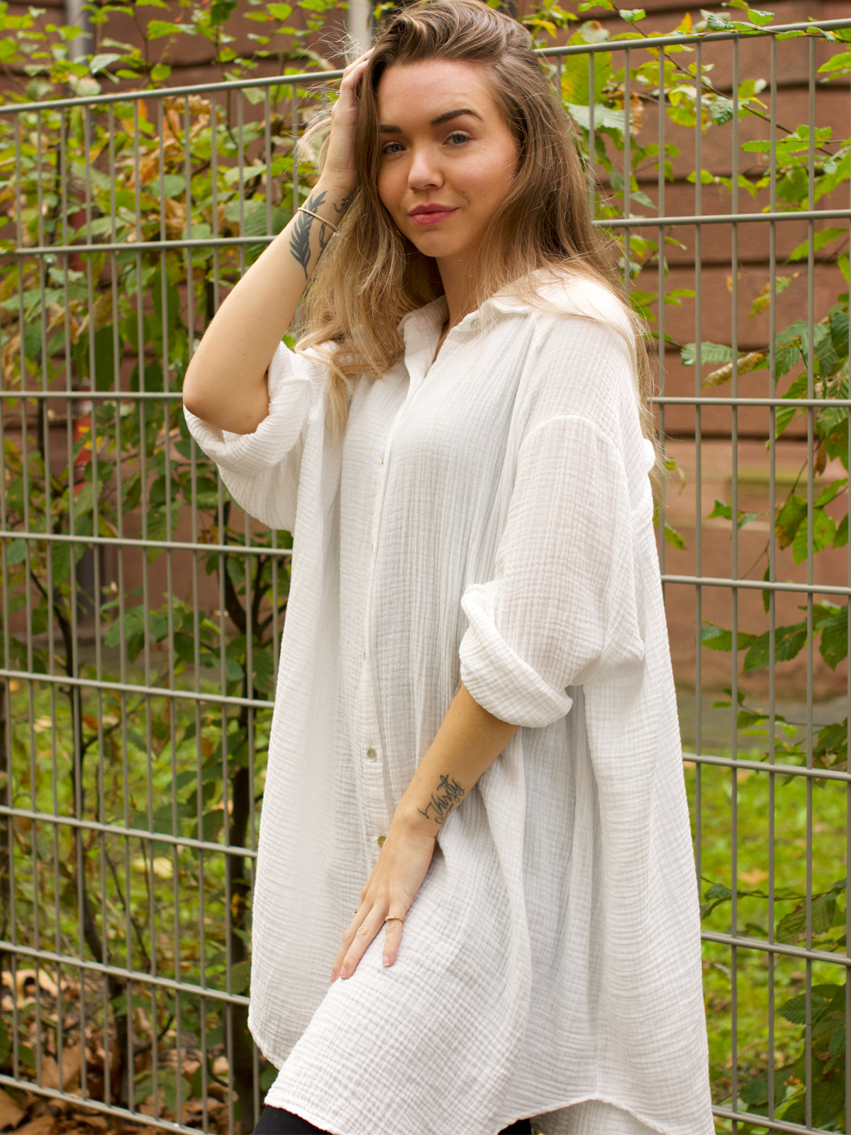 Lange Musselin Hemdbluse mit Knöpfen - weiß - Becka