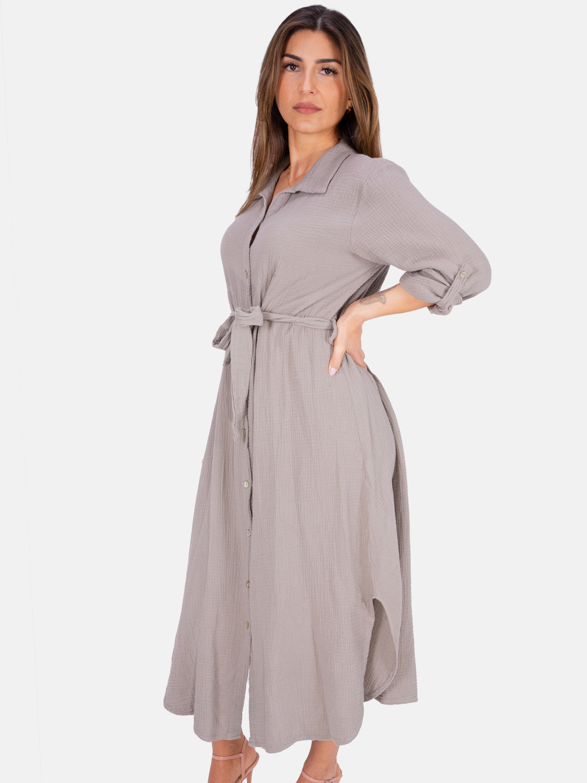 Langes Musselinkleid mit Bindegürtel - taupe - Victoria