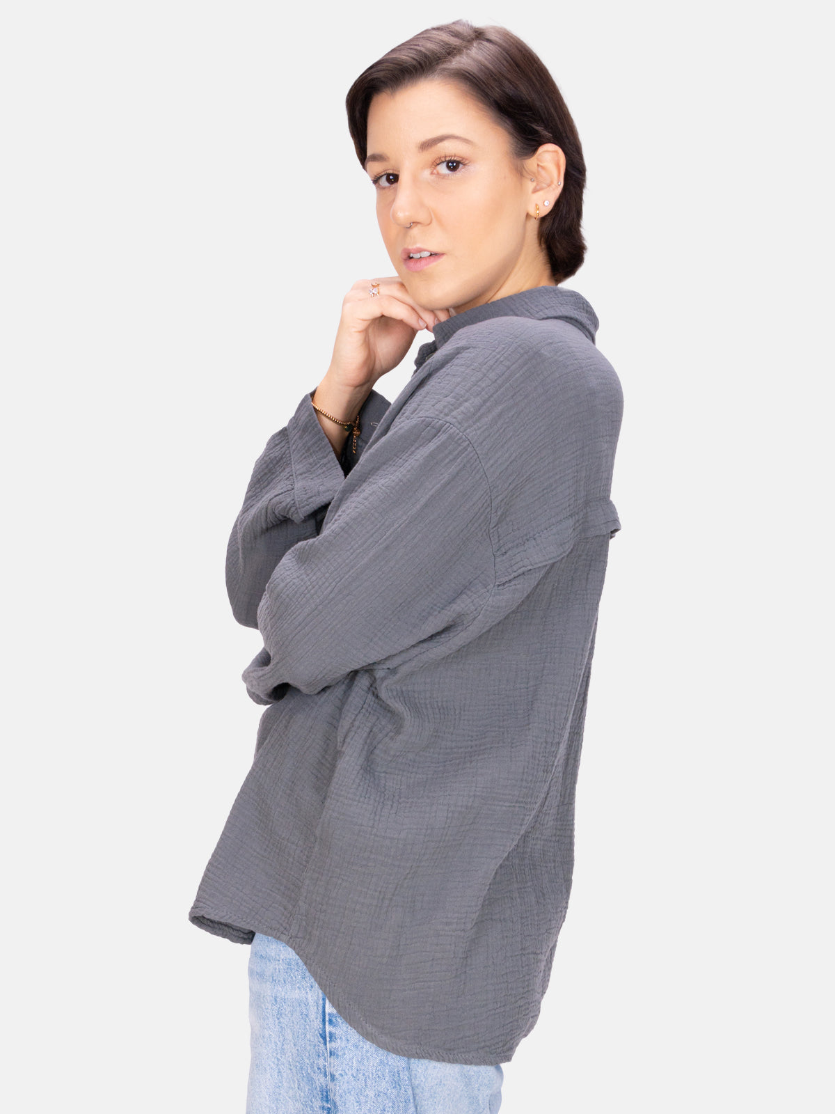 Kurze Musselin Hemdbluse mit Knöpfen - dark grau - Sasha