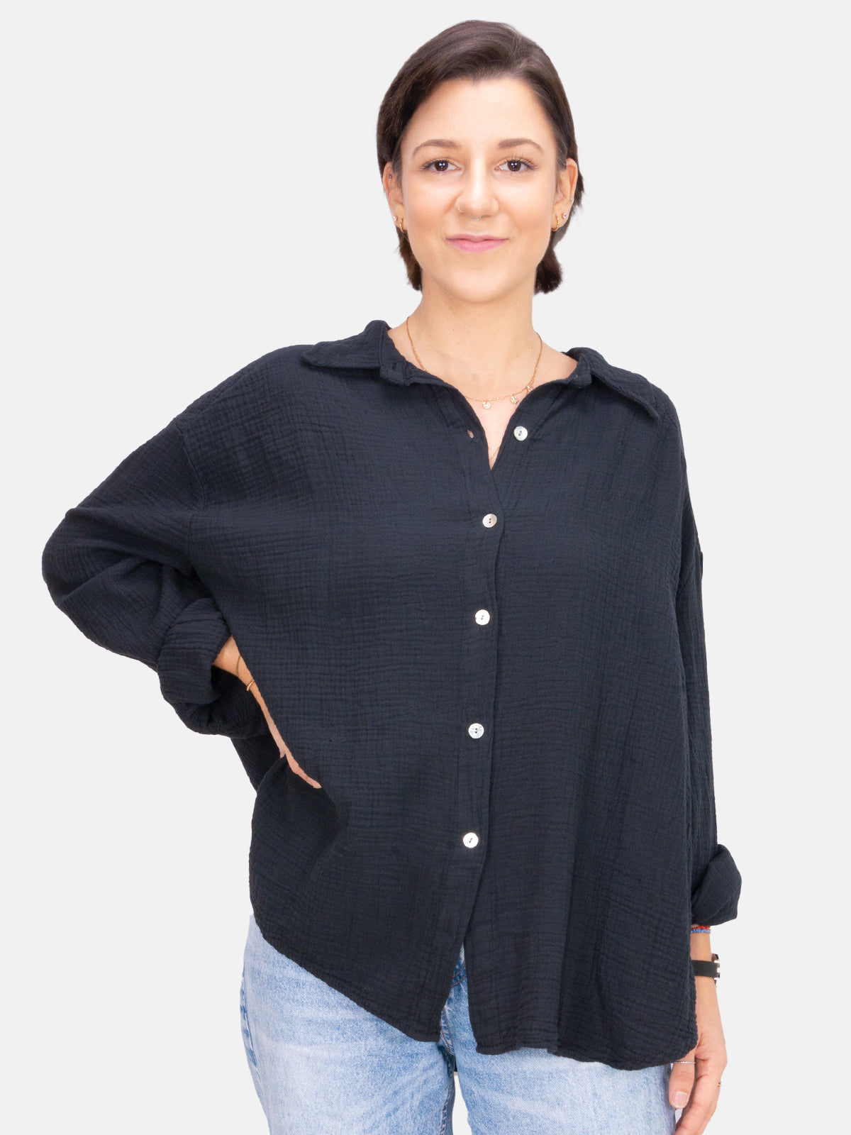 Kurze Musselin Hemdbluse mit Knöpfen - schwarz - Sasha