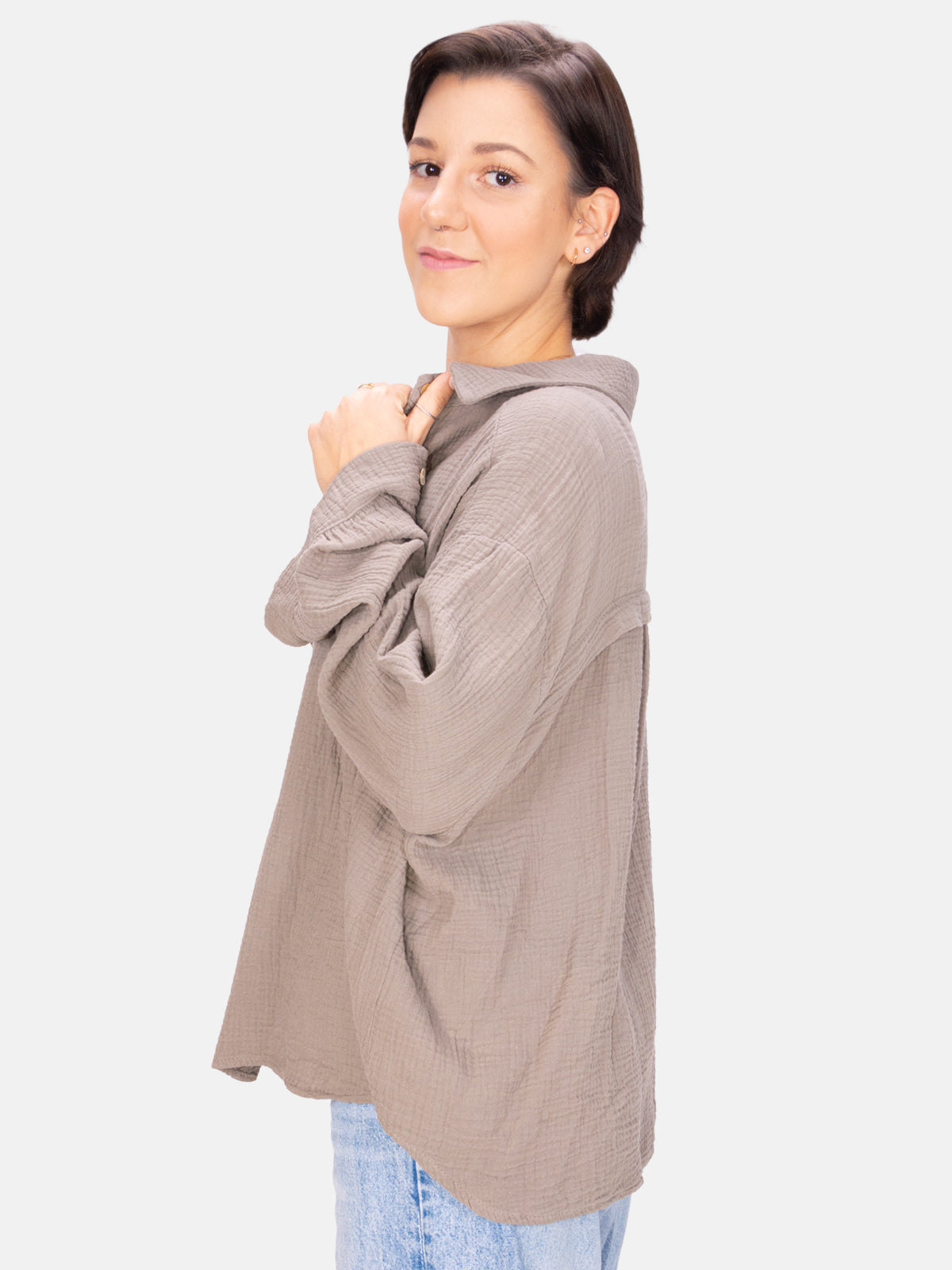 Kurze Musselin Hemdbluse mit Knöpfen - taupe - Sasha