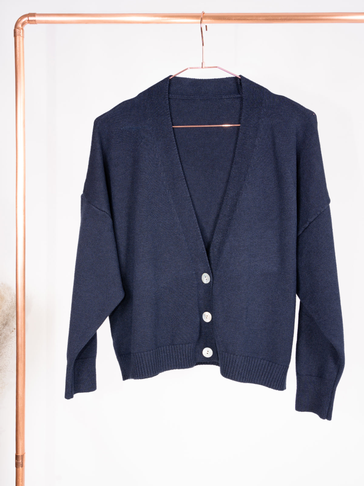 Kurzer Cardigan mit Knopfverschluss - mehrere Farben - Perla