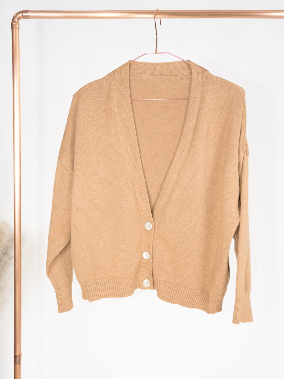 Kurzer Cardigan mit Knopfverschluss - mehrere Farben - Perla