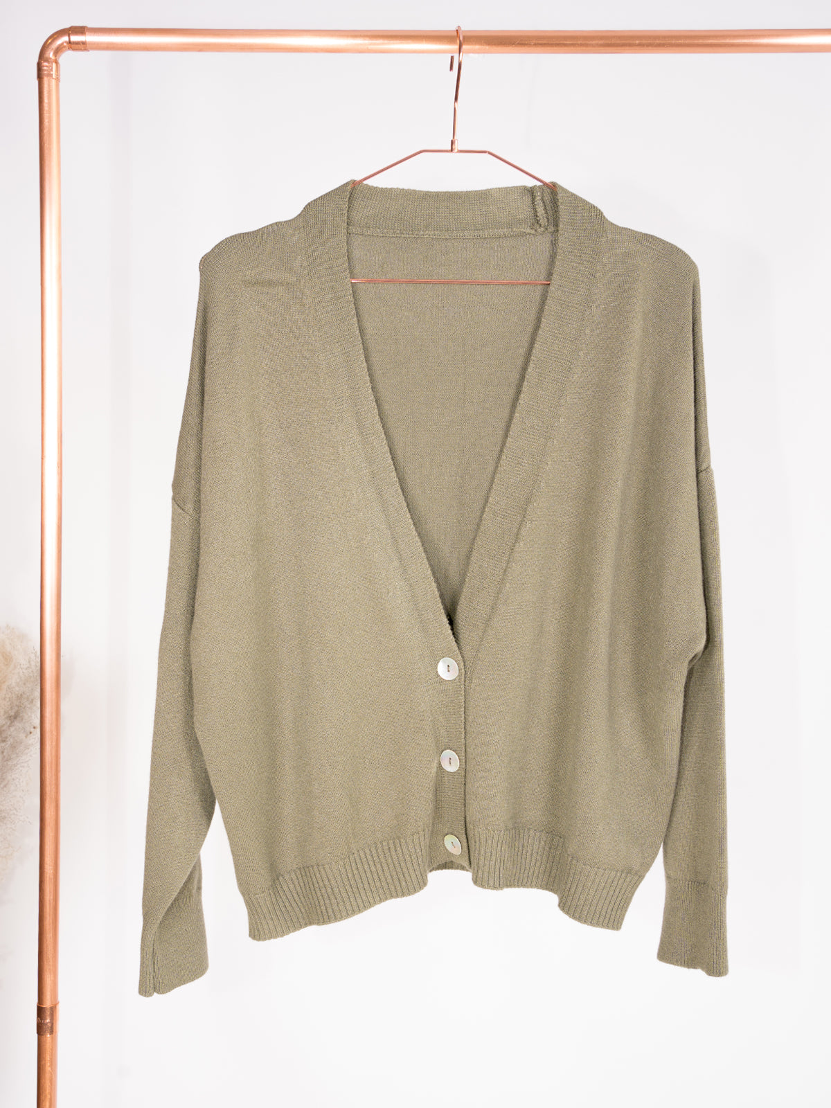 Kurzer Cardigan mit Knopfverschluss - mehrere Farben - Perla