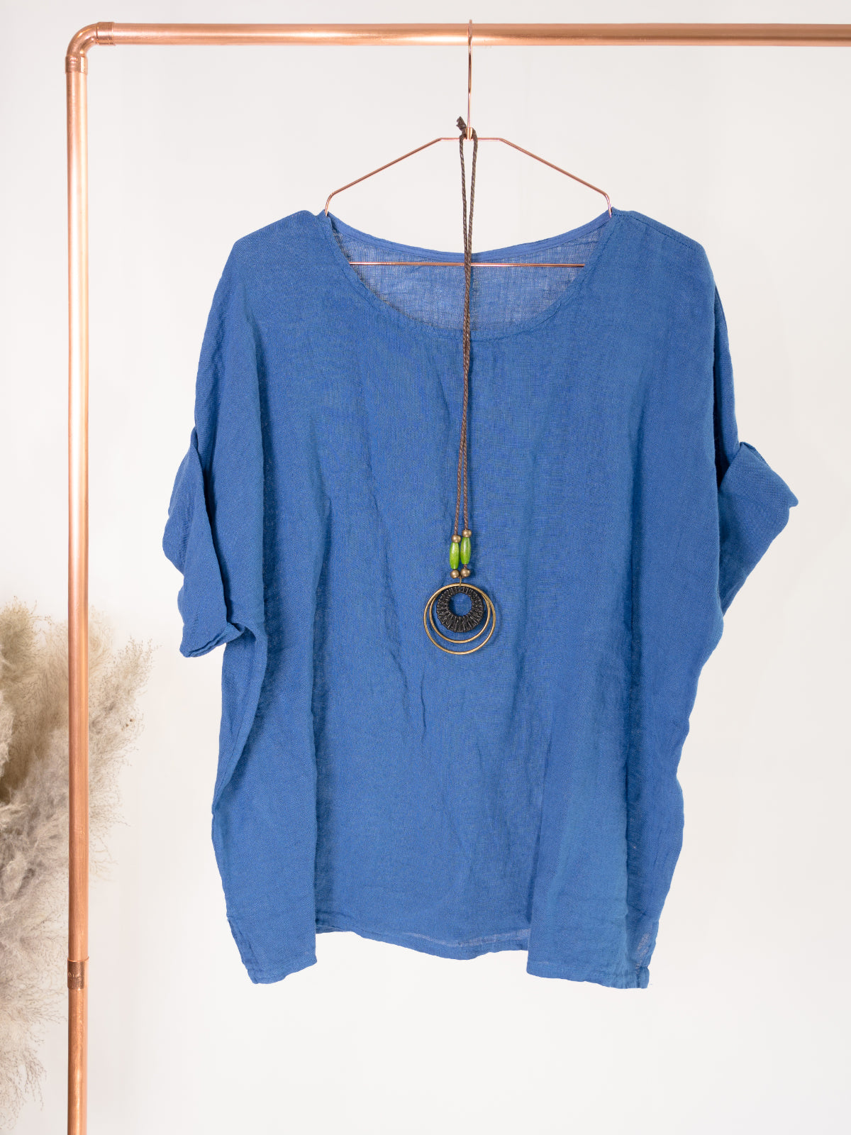 Kurze Leinenbluse mit U Boot Kragen und Kette - Lina