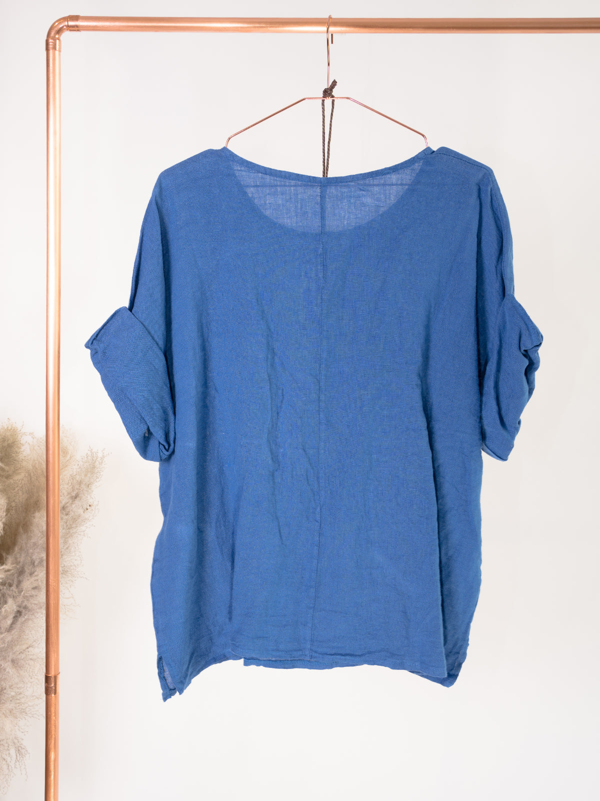 Kurze Leinenbluse mit U Boot Kragen und Kette - Lina