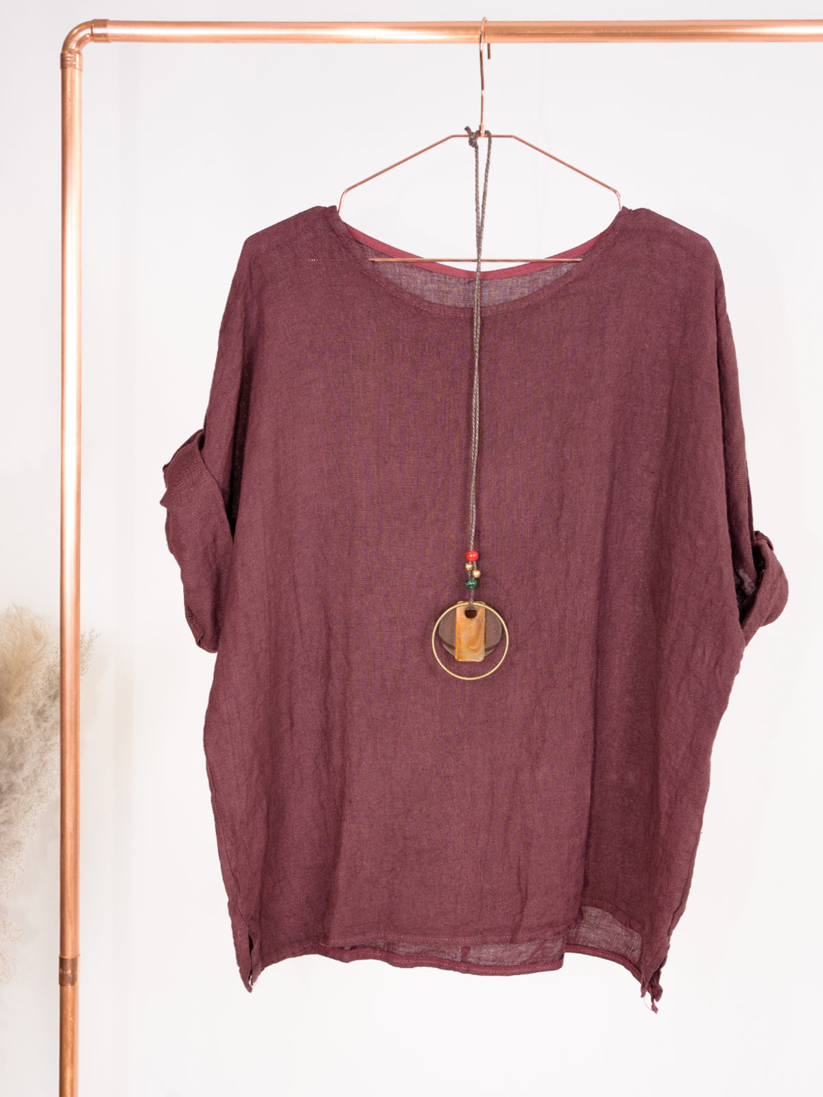 Kurze Leinenbluse mit U Boot Kragen und Kette - Lina