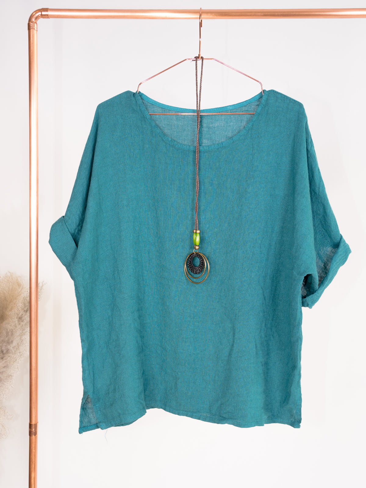 Kurze Leinenbluse mit U Boot Kragen und Kette - Lina