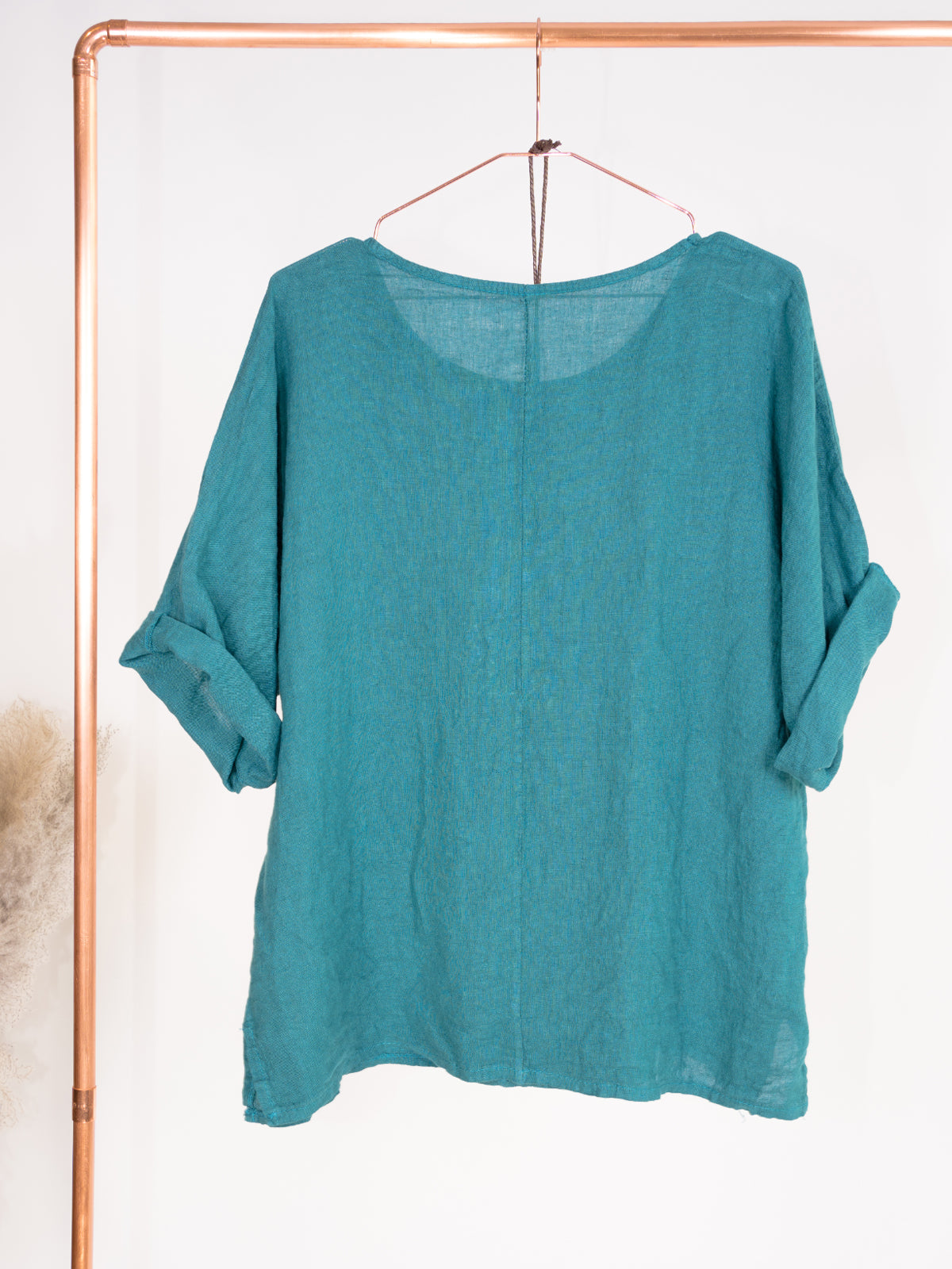 Kurze Leinenbluse mit U Boot Kragen und Kette - Lina