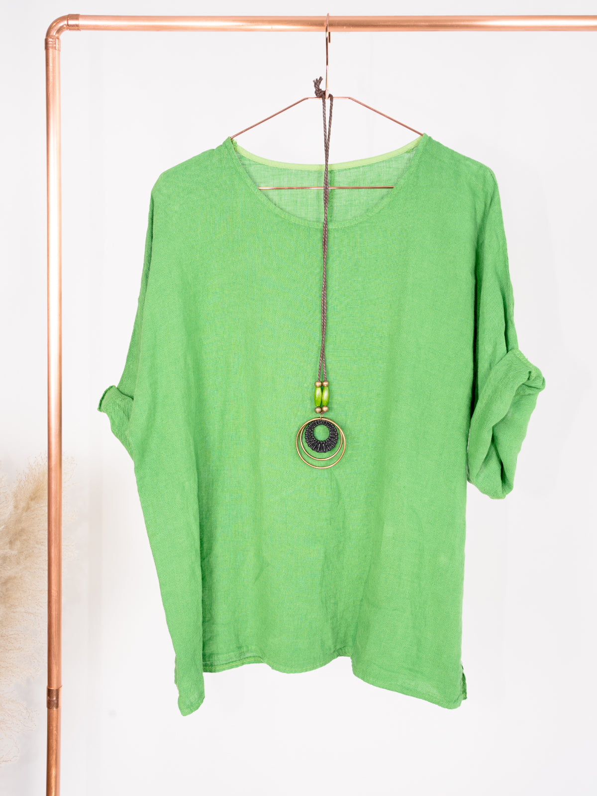 Kurze Leinenbluse mit U Boot Kragen und Kette - Lina