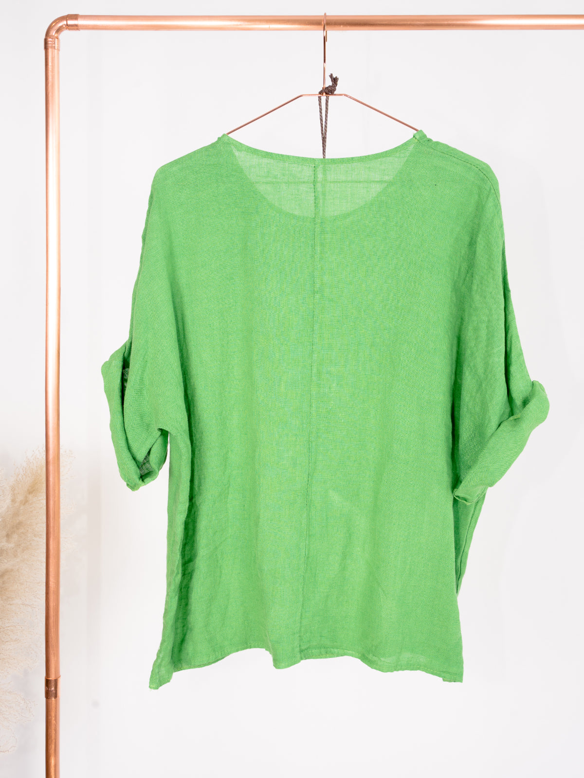 Kurze Leinenbluse mit U Boot Kragen und Kette - Lina