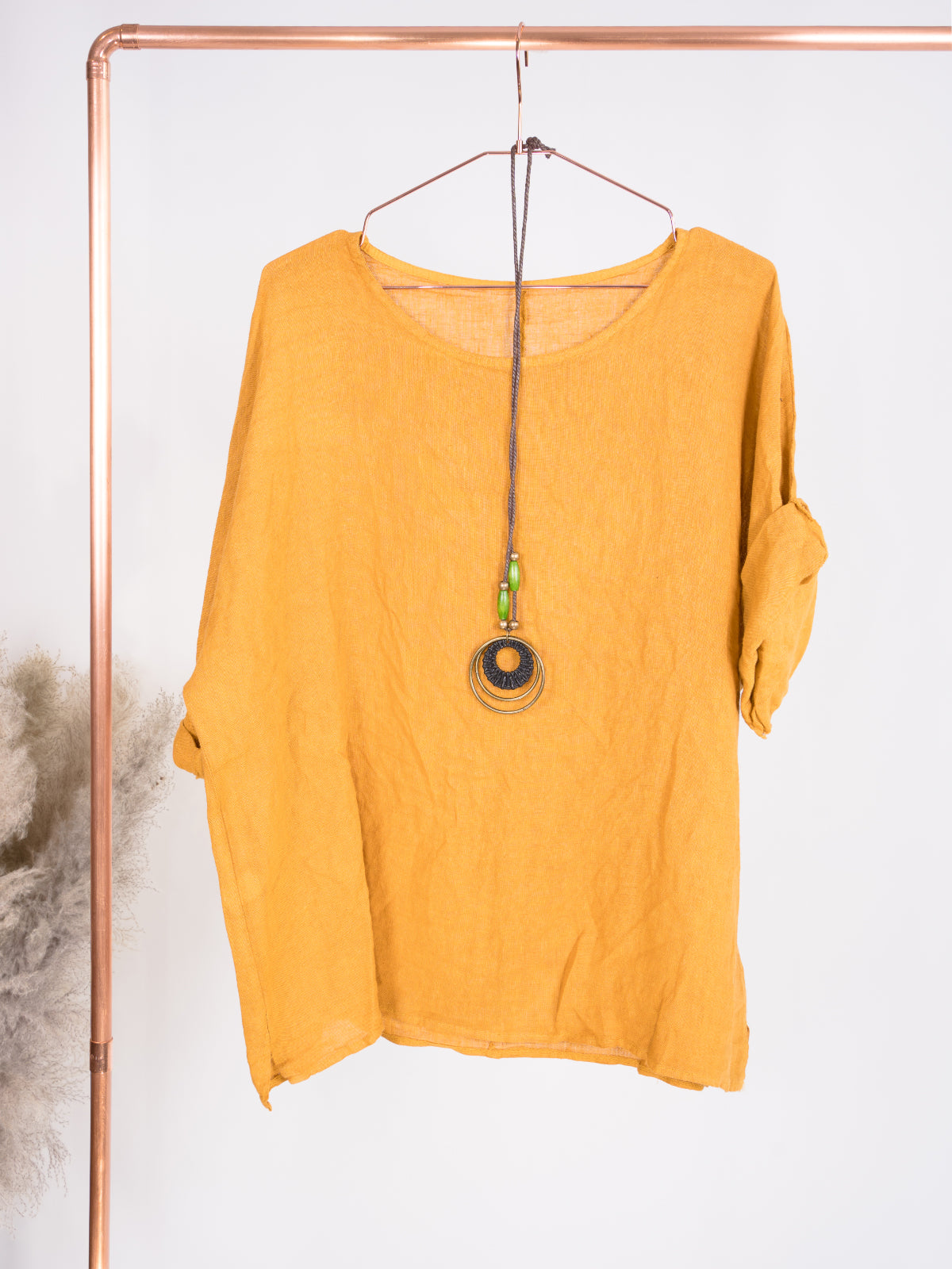 Kurze Leinenbluse mit U Boot Kragen und Kette - Lina