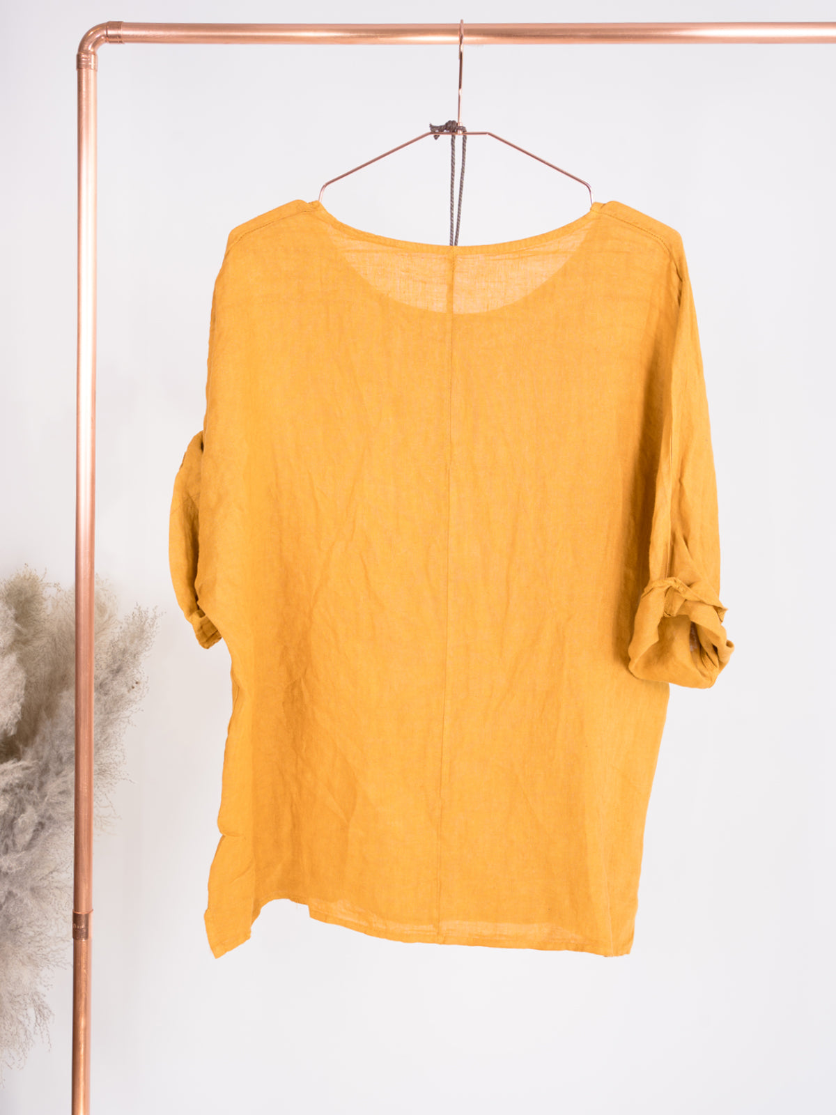 Kurze Leinenbluse mit U Boot Kragen und Kette - Lina