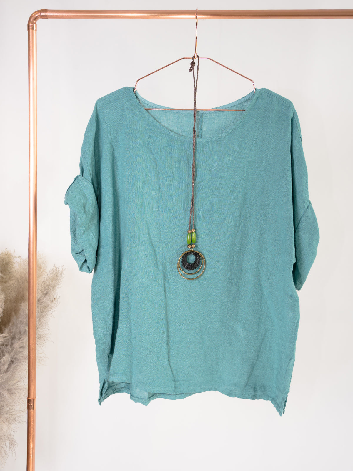 Kurze Leinenbluse mit U Boot Kragen und Kette - Lina