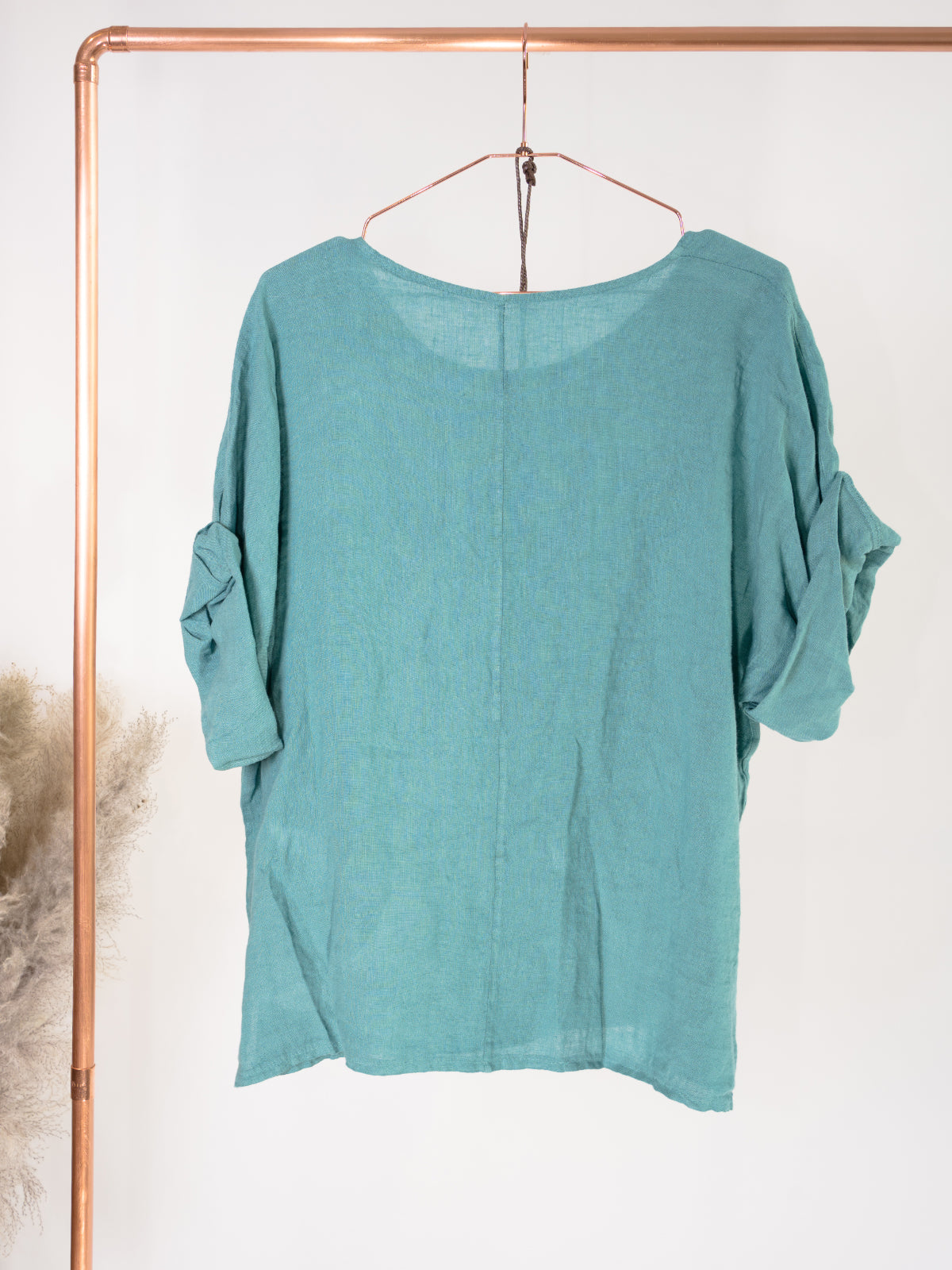 Kurze Leinenbluse mit U Boot Kragen und Kette - Lina