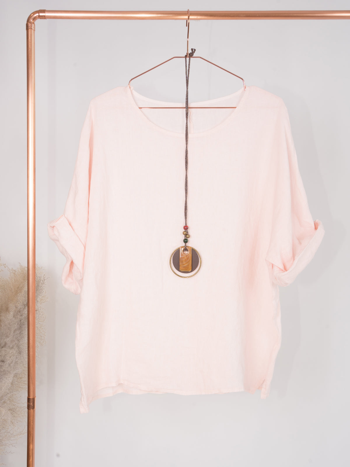 Kurze Leinenbluse mit U Boot Kragen und Kette - Lina