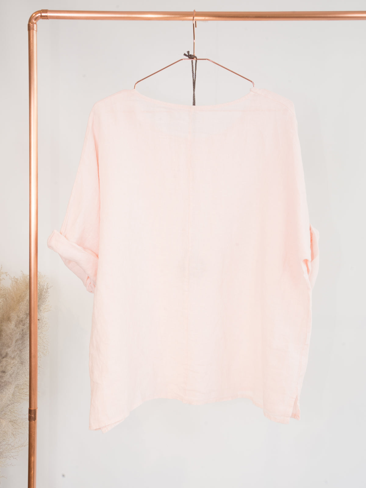 Kurze Leinenbluse mit U Boot Kragen und Kette - Lina