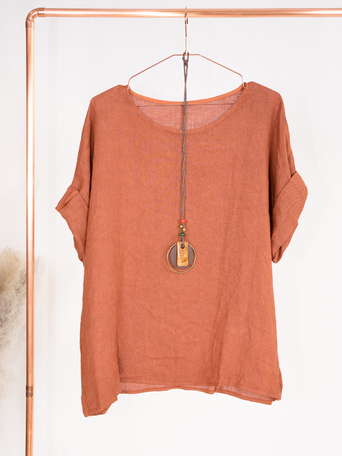 Kurze Leinenbluse mit U Boot Kragen und Kette - Lina