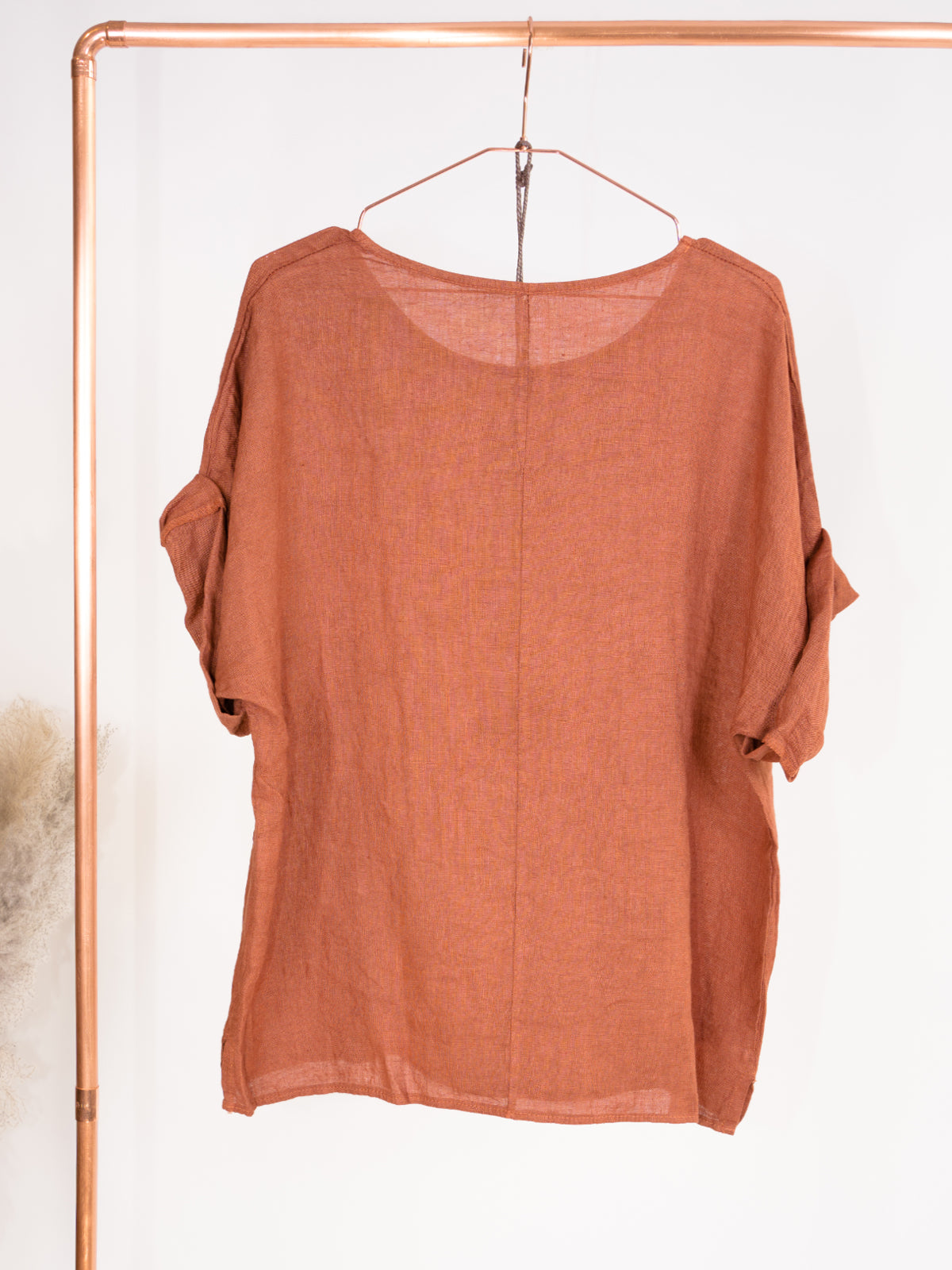 Kurze Leinenbluse mit U Boot Kragen und Kette - Lina