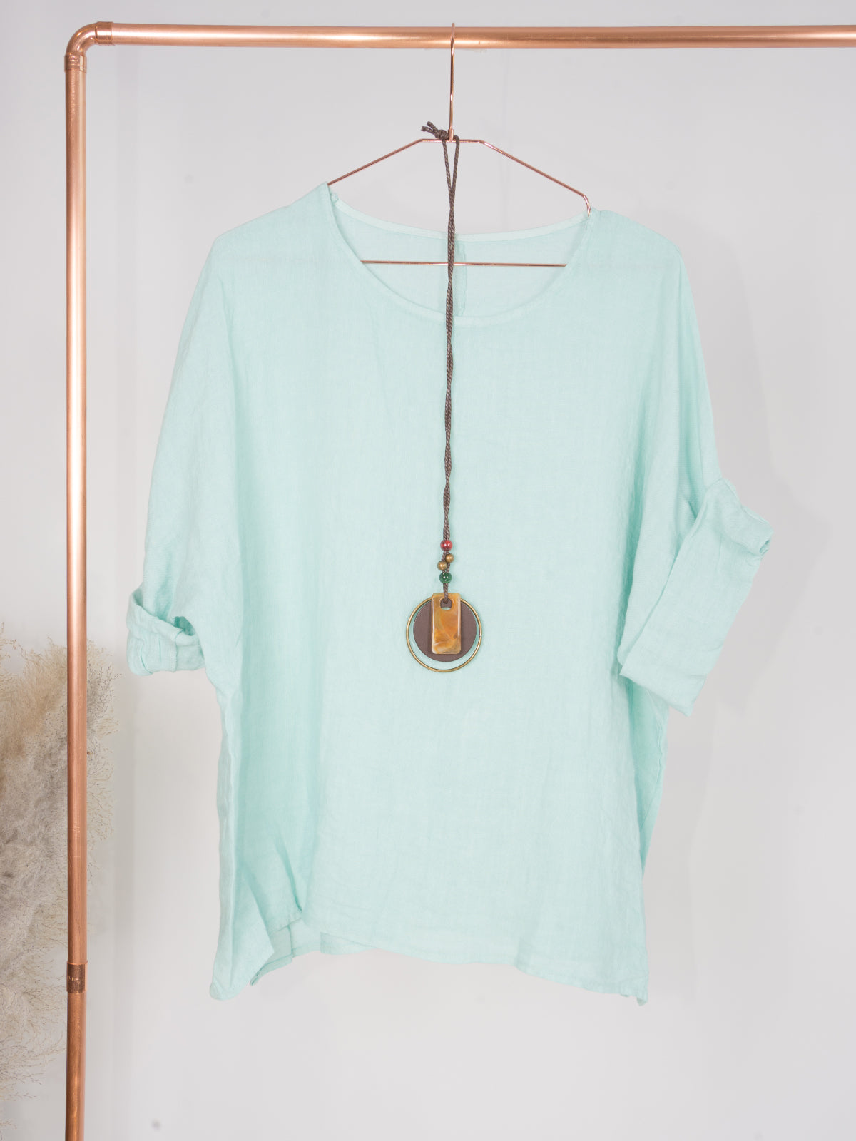 Kurze Leinenbluse mit U Boot Kragen und Kette - Lina