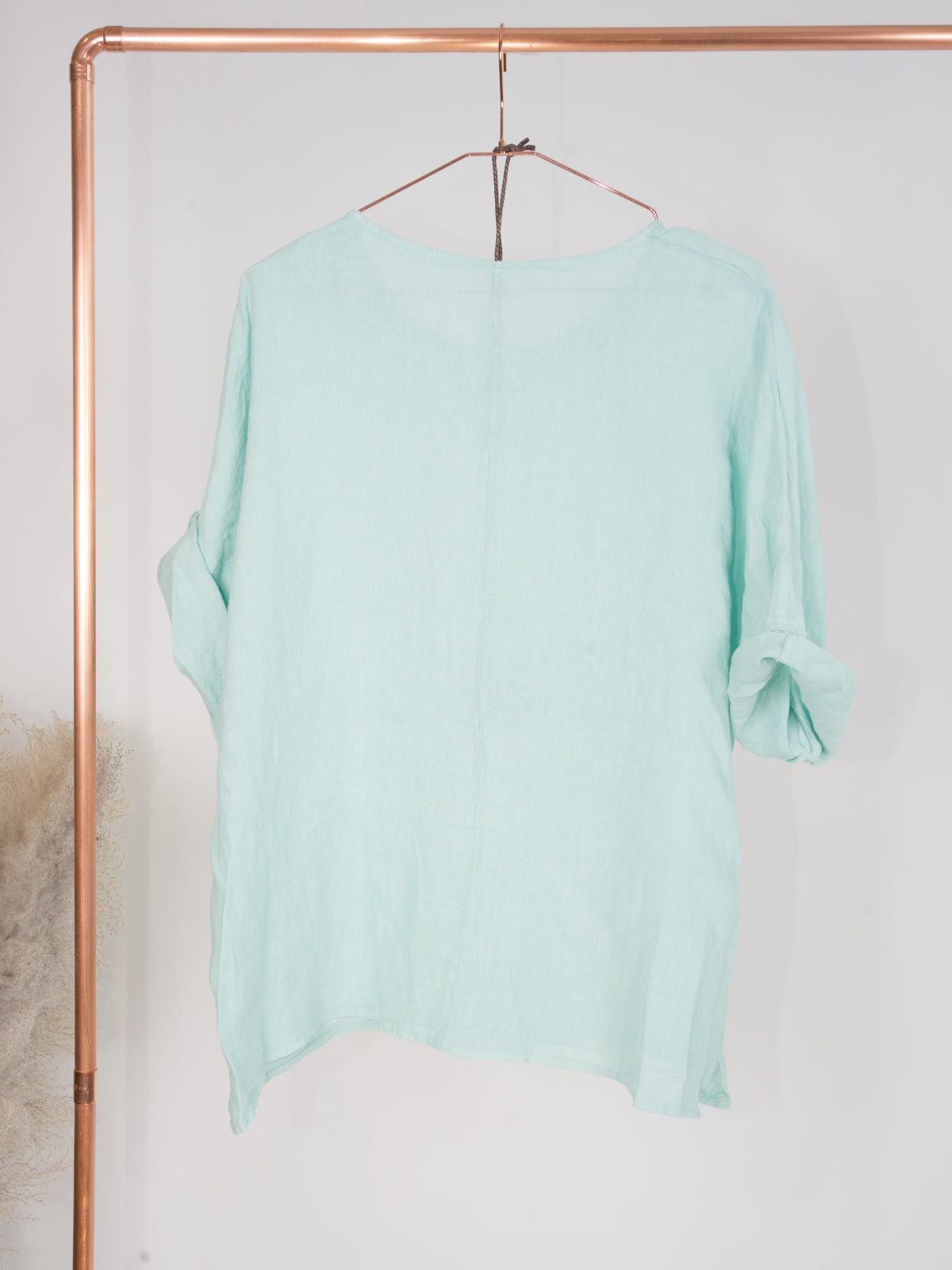 Kurze Leinenbluse mit U Boot Kragen und Kette - Lina