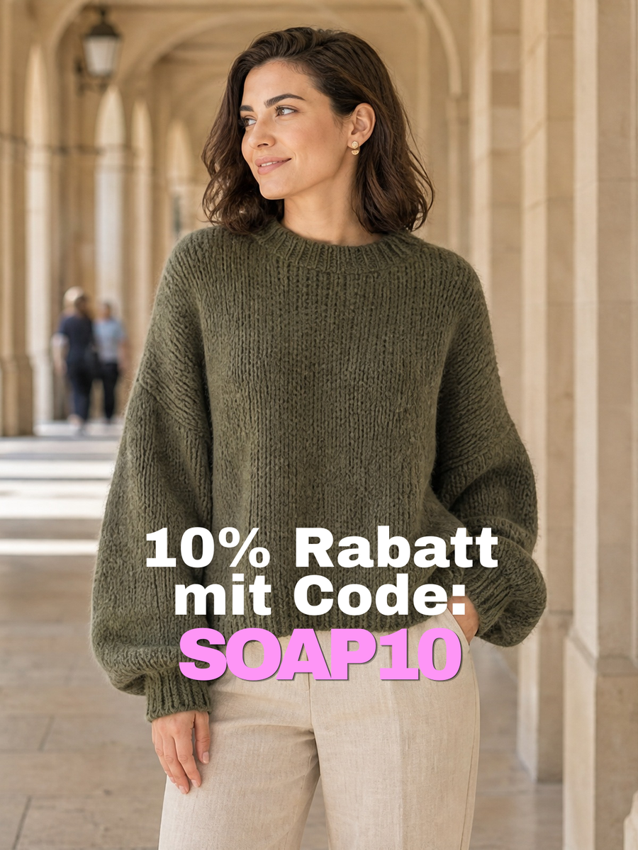 Frau im Strickpullover Adelina in Dark Khaki von Seasons of April