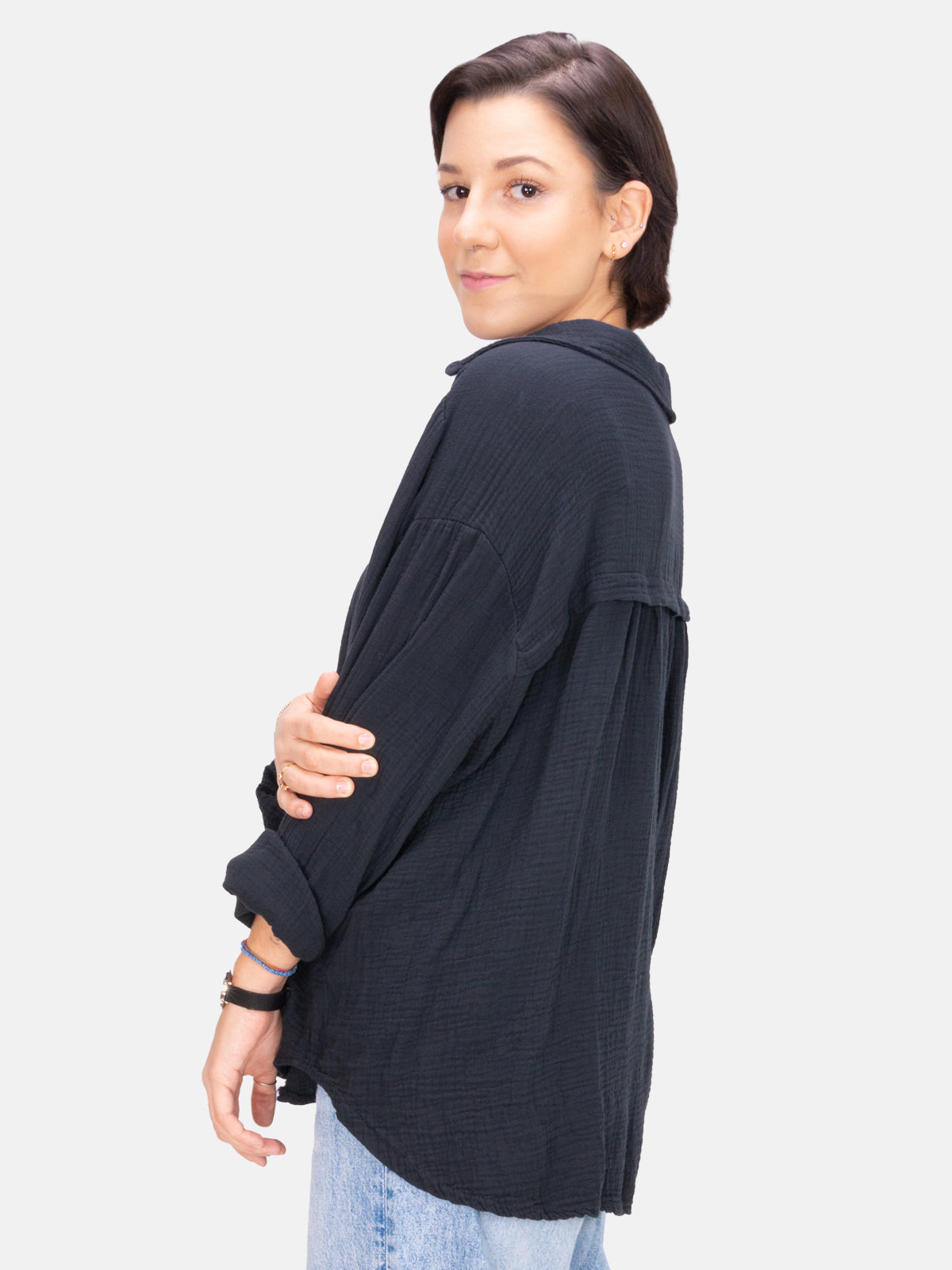 Kurze Musselin Hemdbluse mit Knöpfen - schwarz - Sasha